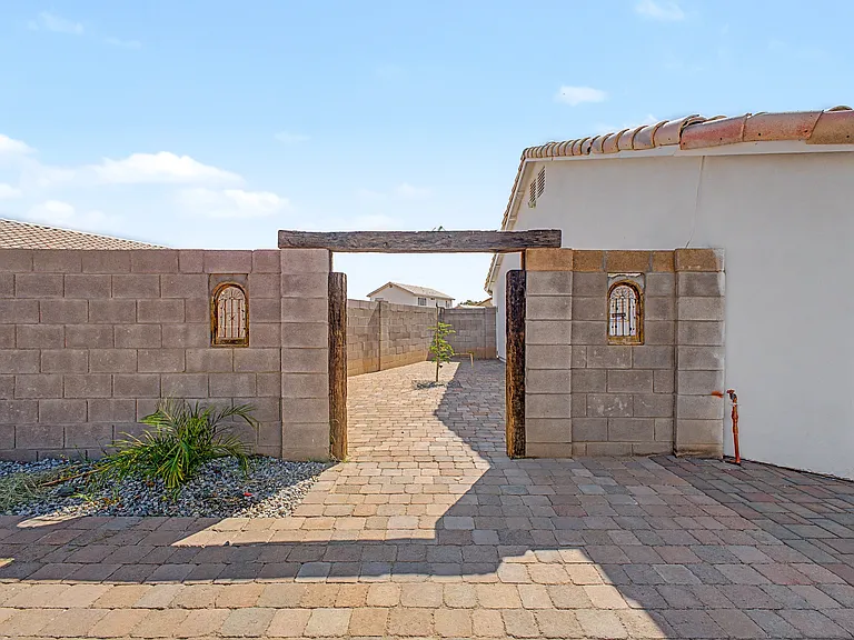 8544 W Holly St — Photo 30
