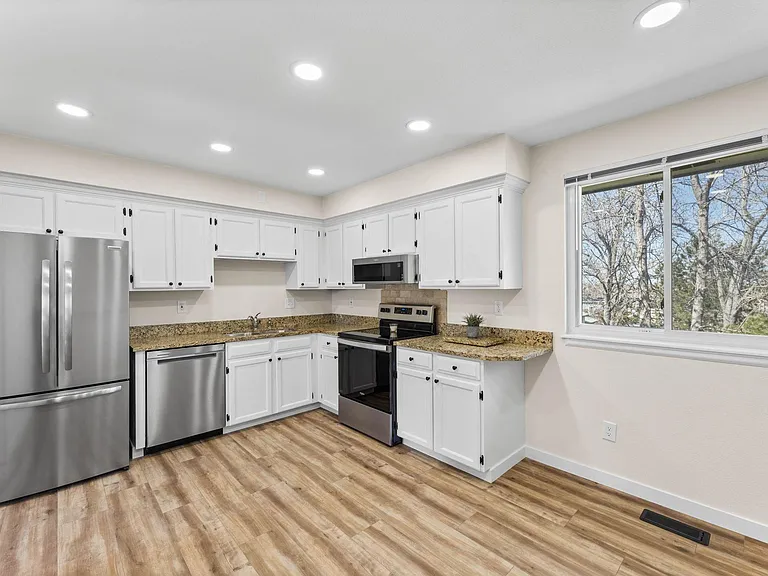 9237 W Maryland Pl — Photo 9