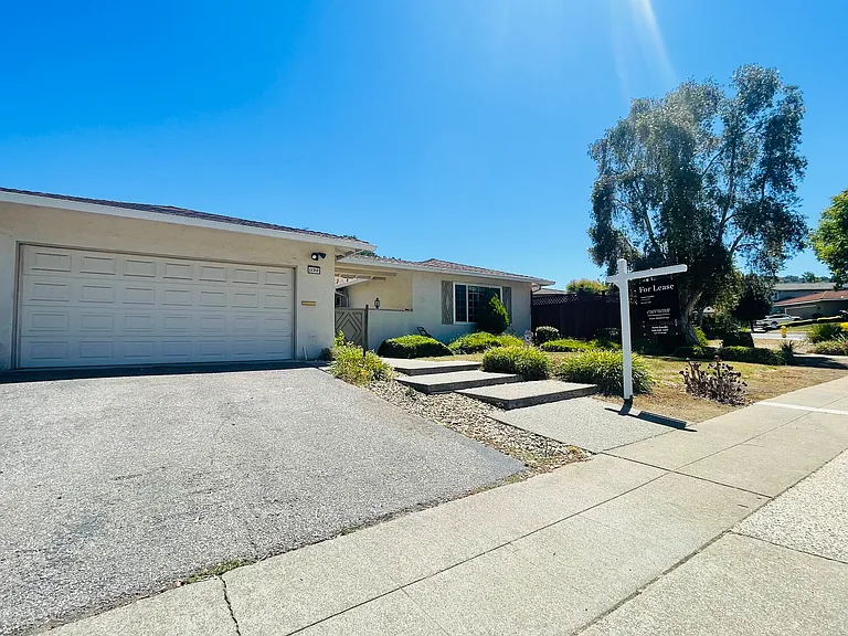 1150 Stafford Dr — Photo 2