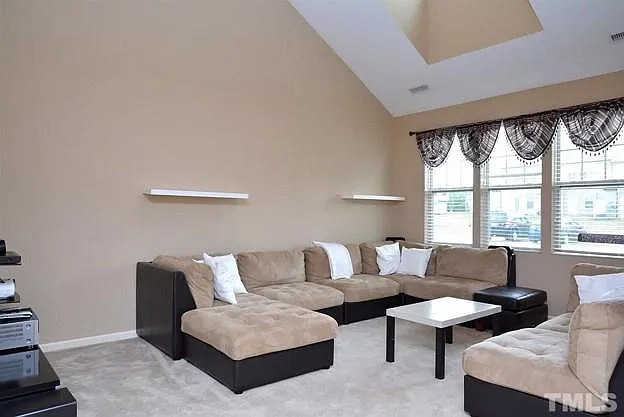 215 Crosby Ln — Photo 6