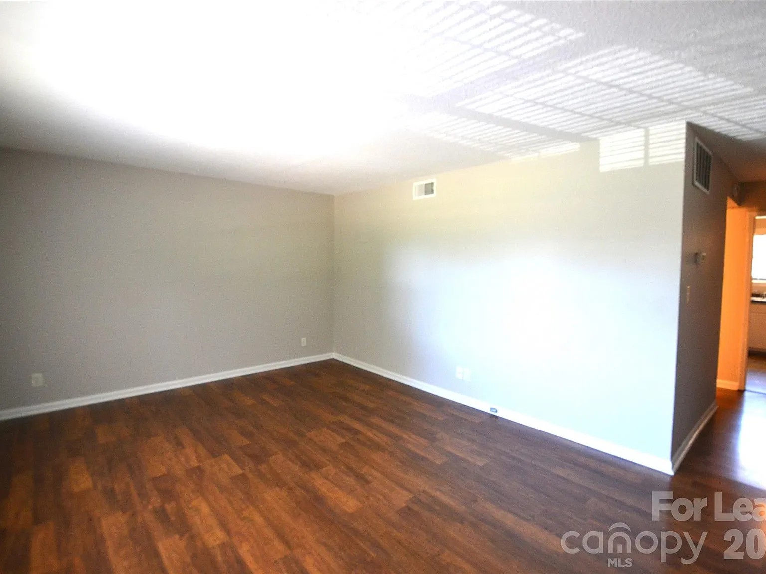 1 bed, 1.0 bath, 686 sqft, $1,050 — Photo 3