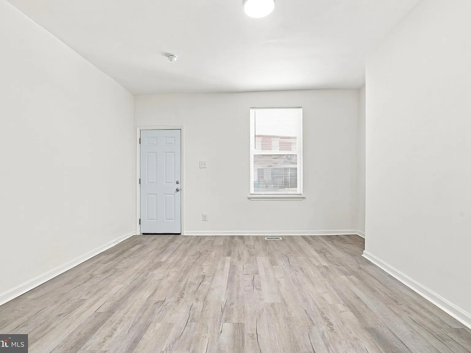 3 bed, 1.0 bath, 1282 sqft, $2,000 — Photo 2