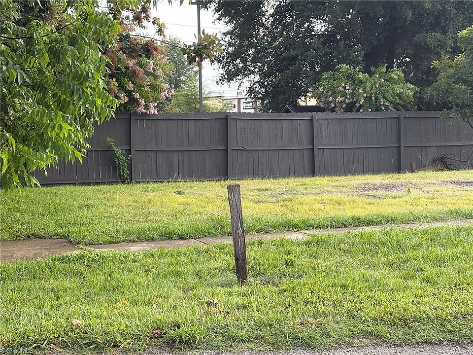 2nd image of 1700 Long St