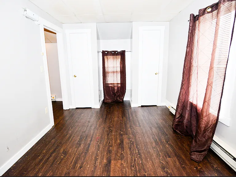 912 Roberts St — Photo 3
