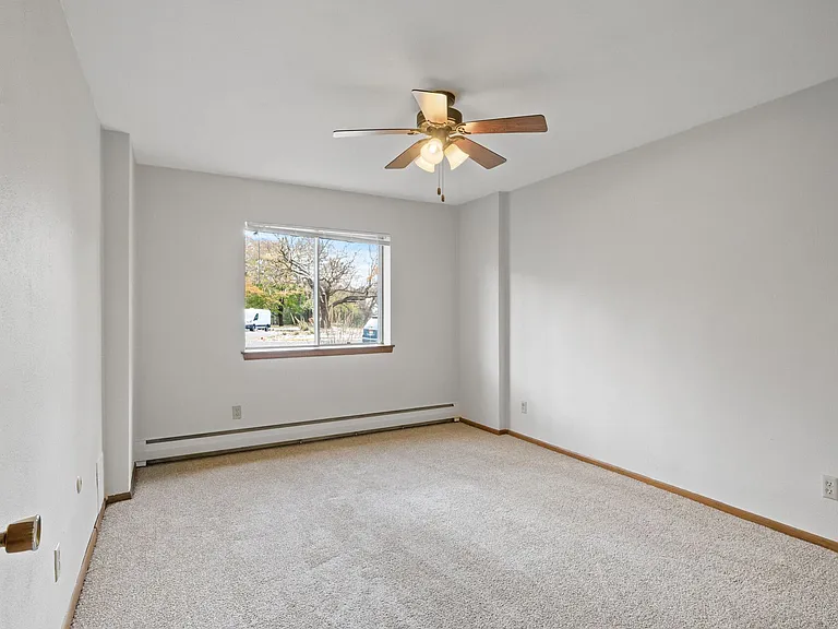 Imperial Heights Apartments — Photo 9