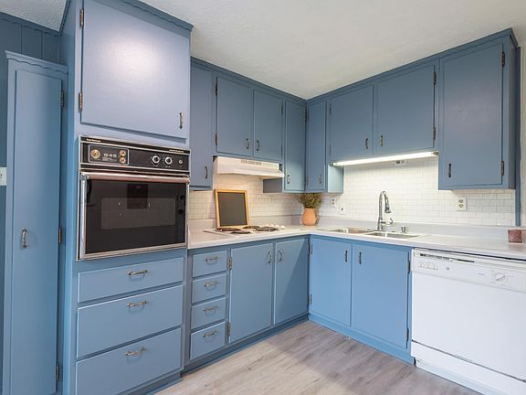 3rd image of 907 Forsythe St