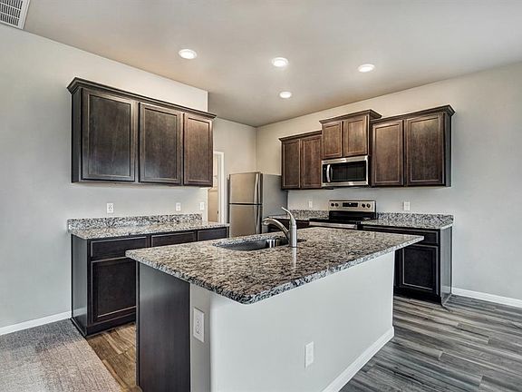 3rd image of 816 Saint James Pl