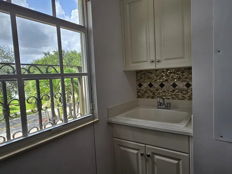 8216 NW 105th Ln — Photo 55