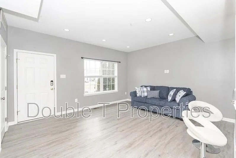 1 bed, 1.0 bath, 1700 sqft, $1,200 — Photo 3