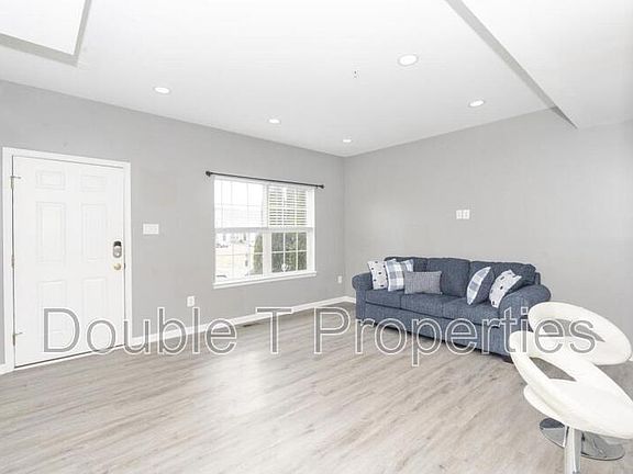 3rd image of 1841 Graymount Way