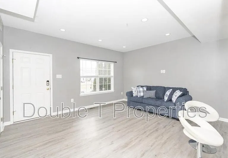 1841 Graymount Way — Photo 3