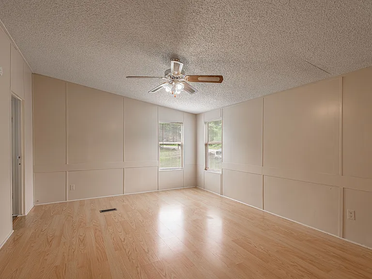 1323 Avenue E — Photo 10