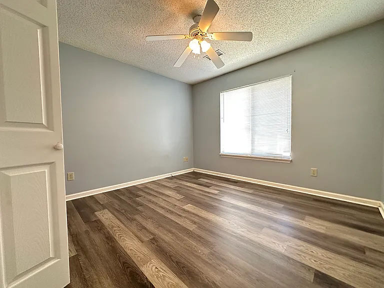 610 English Ct — Photo 7