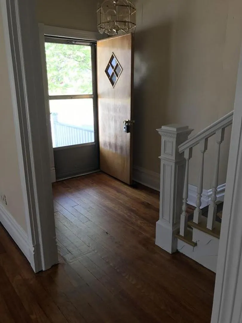 *Coming Soon* Spacious Victorian 5-Bedroom Home With Central Air And Large Yard — Photo 4