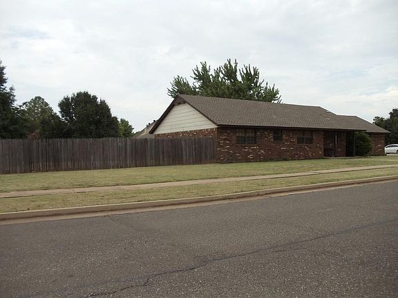 3rd image of 2511 Countrywood Ln