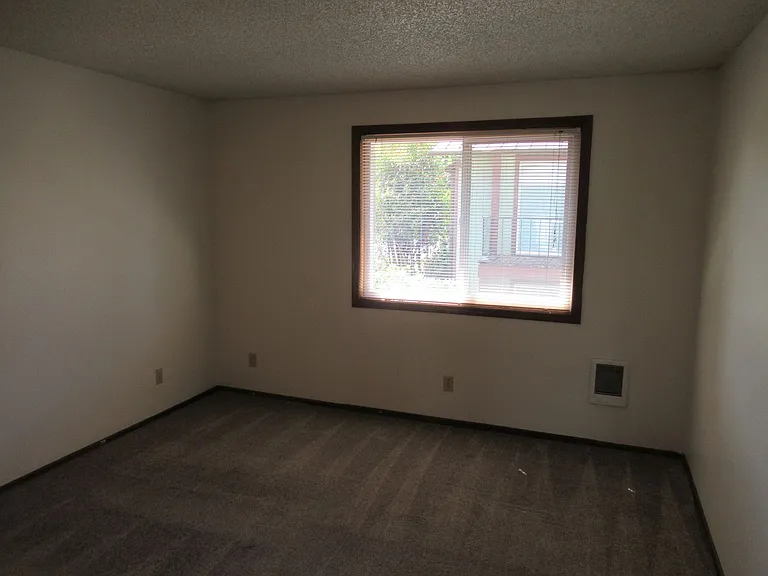 Two Bedroom Apt. w/ Washer and Dryer — Photo 7