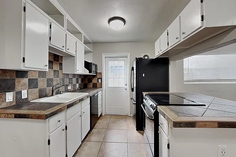 2 bed, 1.0 bath, 800 sqft, $1,699 — Photo 2