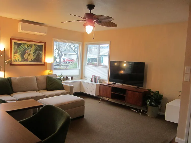 943 Wright St — Photo 4