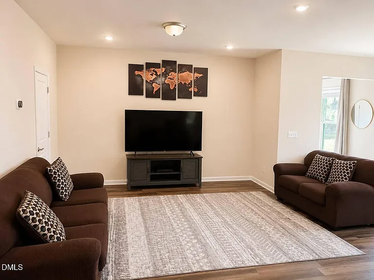 328 Villanova Dr — Photo 4