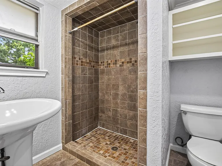 8103 Oak Moss Dr — Photo 32
