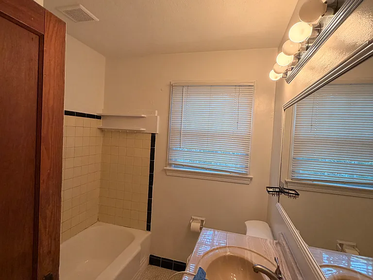425 Laurina St — Photo 6