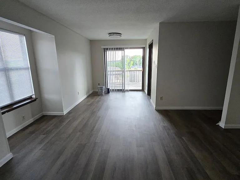 125 Albany Dr — Photo 2