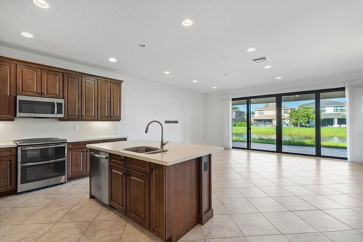 5 bed, 3.5 bath, 2584 sqft, $6,000 — Photo 1