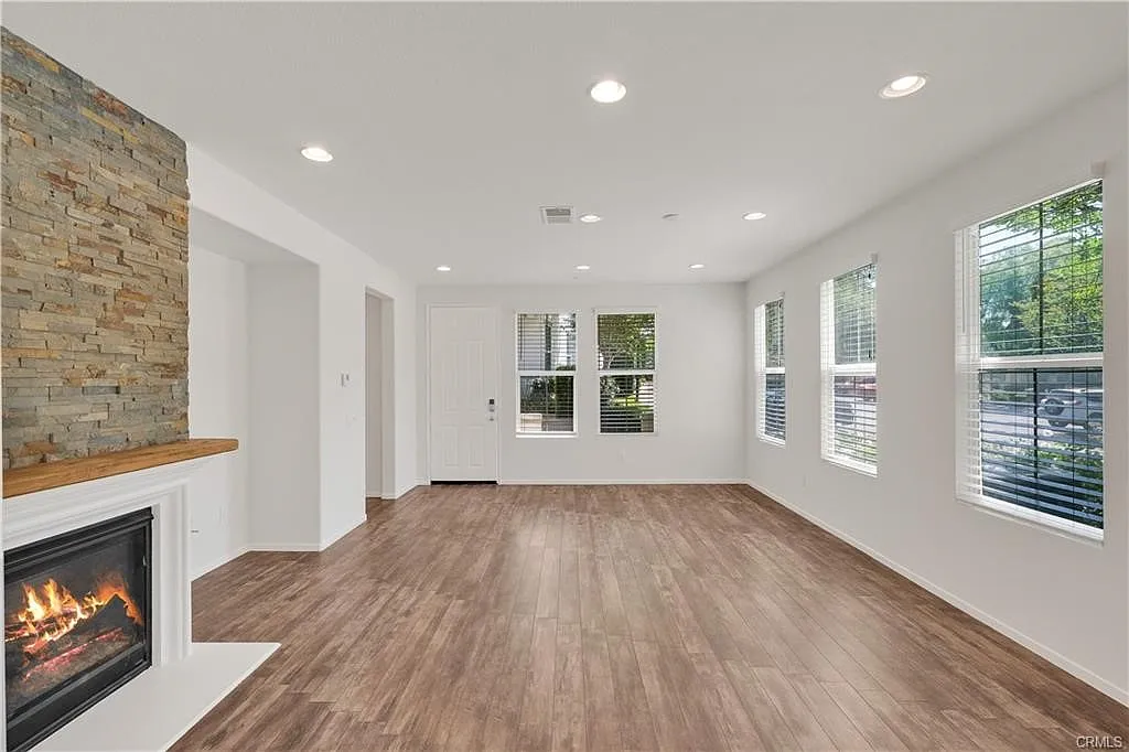 4 bed, 2.5 bath, 2047 sqft, $3,600 — Photo 2