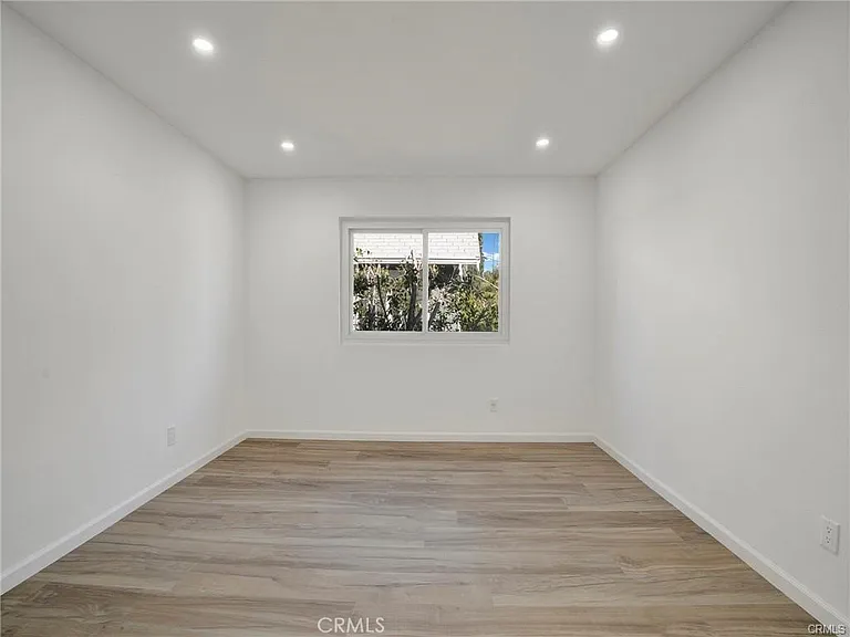 727 Robinson St — Photo 8