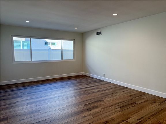 5th image of 729 E Level St