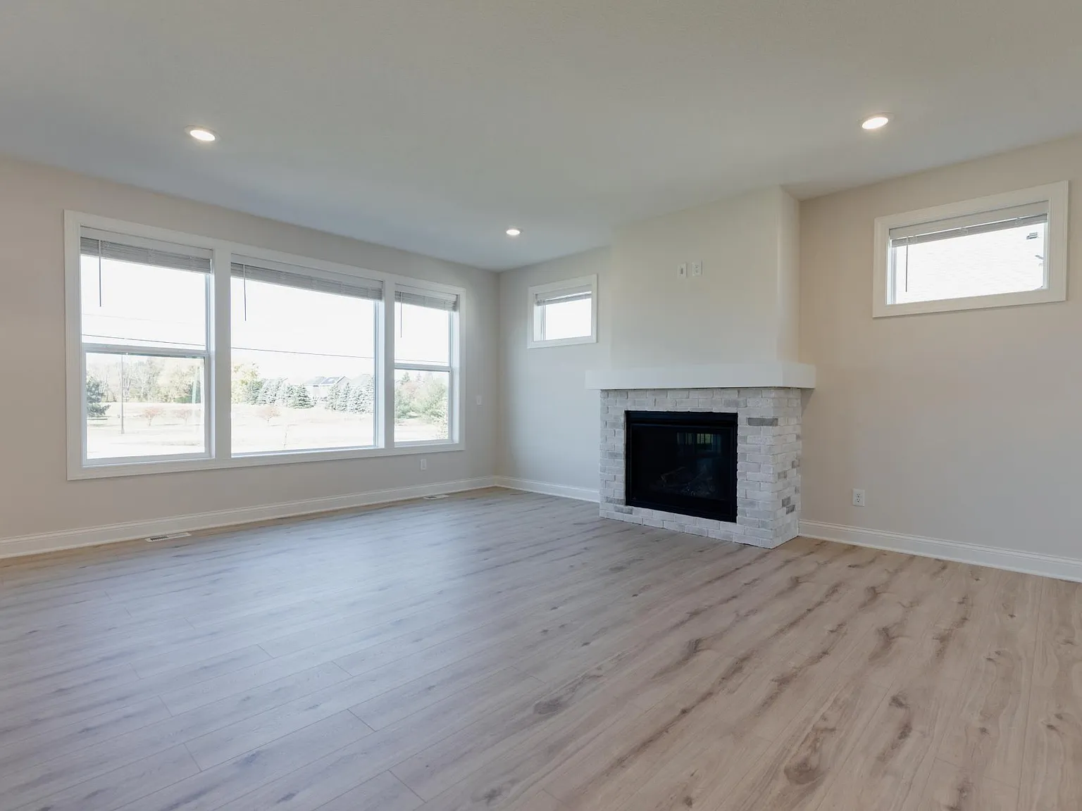 4 bed, 2200 sqft, $4,300 — Photo 3