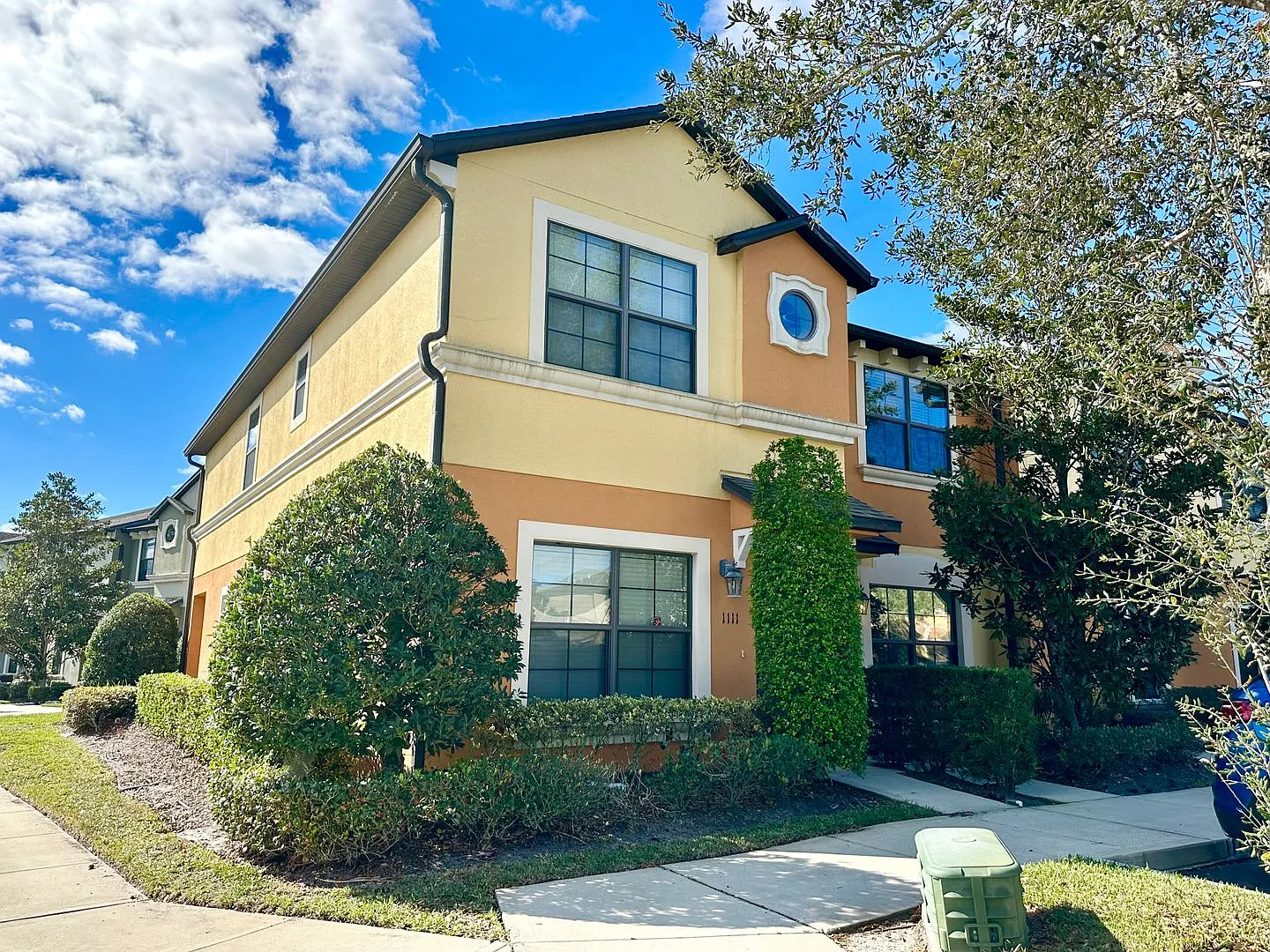 Gated and beautifully updated 2 bedroom 2.5 townhouse in Sanford — Photo 1