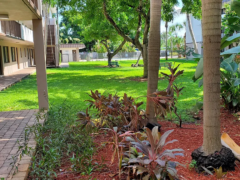 Banyan Club Apartments — Photo 20