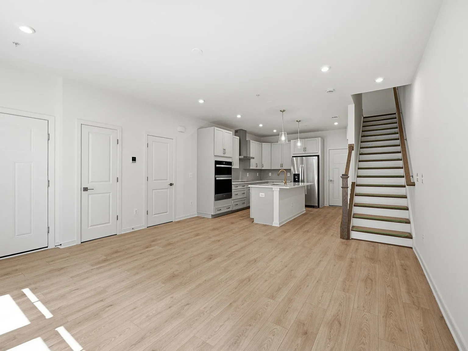 3 bed, 2.5 bath, 1565 sqft, $3,200 — Photo 4