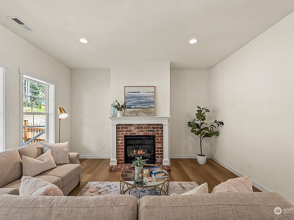 5th image of 260 E Blackwell Street