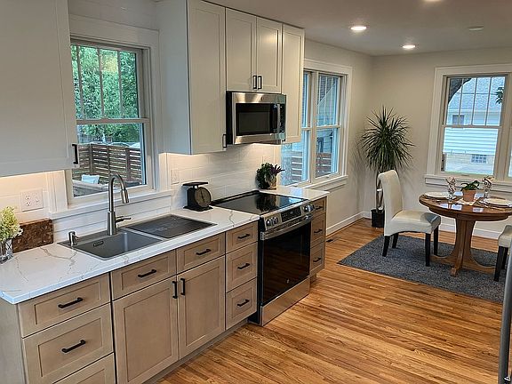 4th image of 1043 6th Ave SE