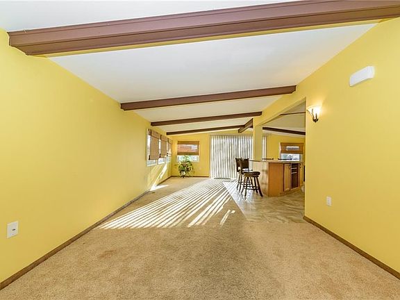 5th image of 329 Cheryl Dr