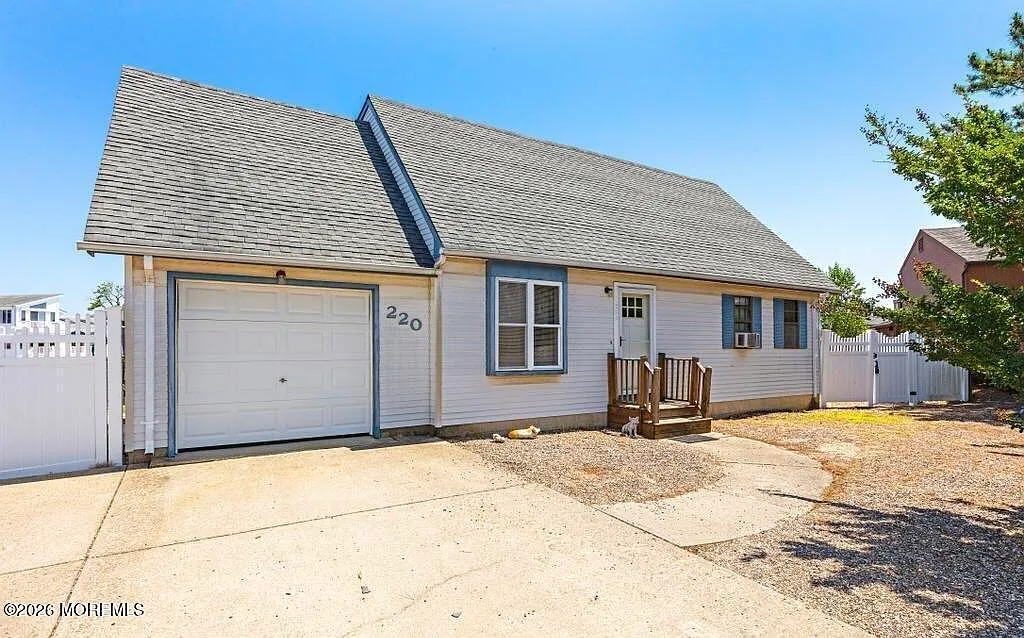 4 bed, 1395 sqft, $2,450 — Photo 1