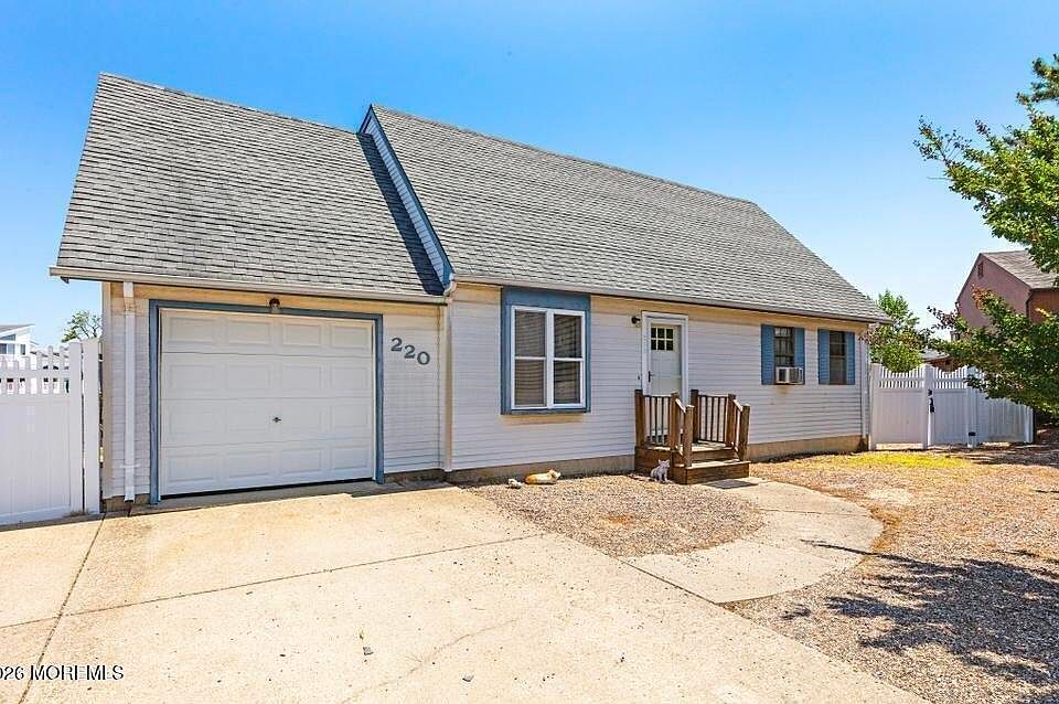 1st image of 220 Catherine Ln