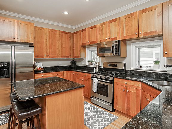 4th image of 3836 N Janssen Ave Unit 2