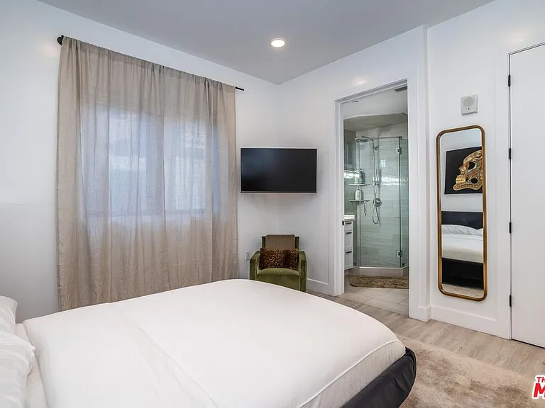 137 N Doheny Dr #3 — Photo 17