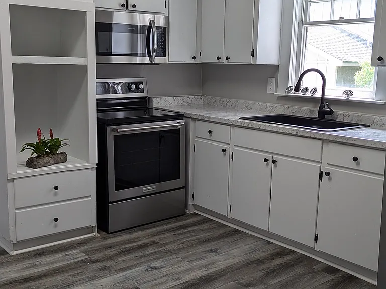 805 E Clay St — Photo 3