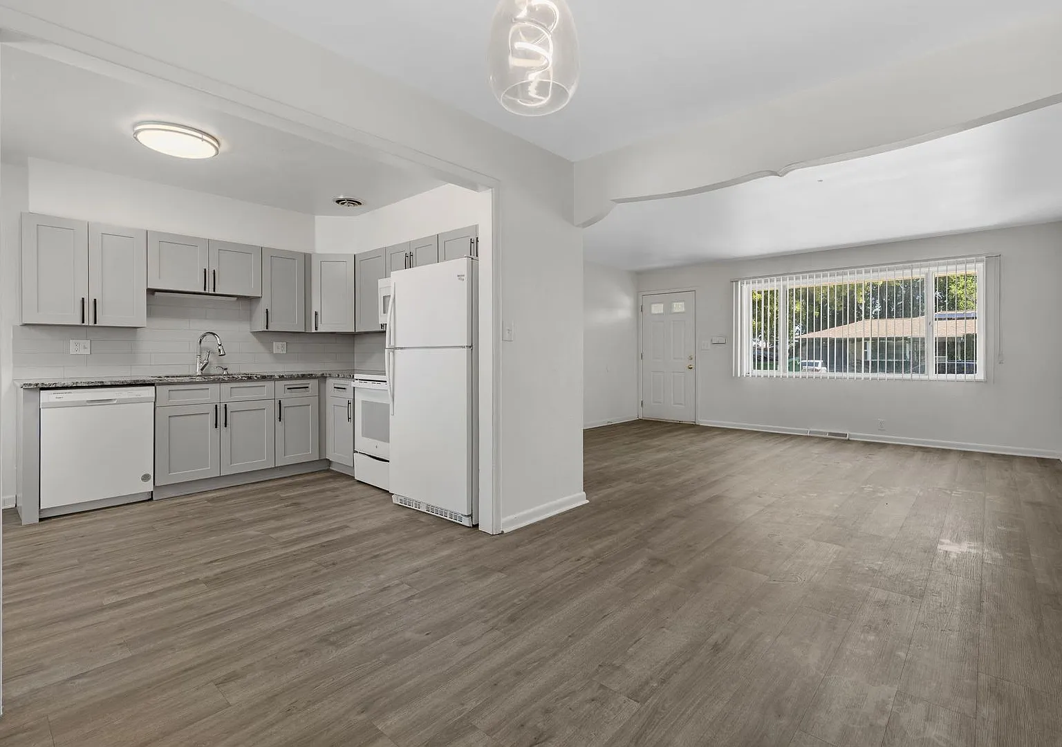 Beautifully Renovated, Spacious 4BR Home w/ Basement & Backyard! — Photo 4