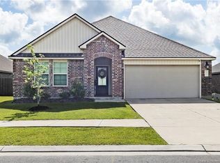 876 Gold Finch Way, Lake Charles, LA 70611