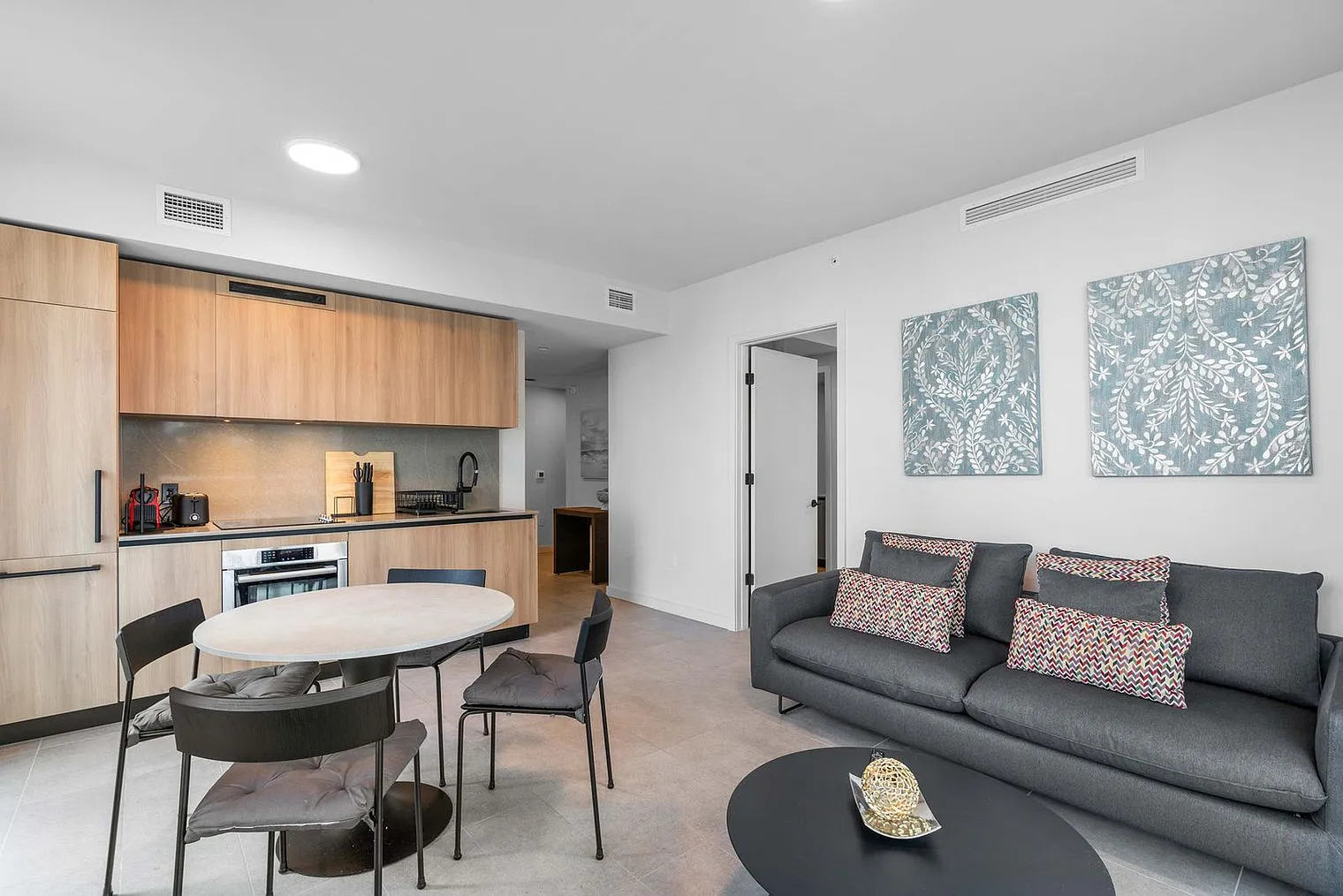 2 bed, 2.0 bath, 828 sqft, $5,556 — Photo 3