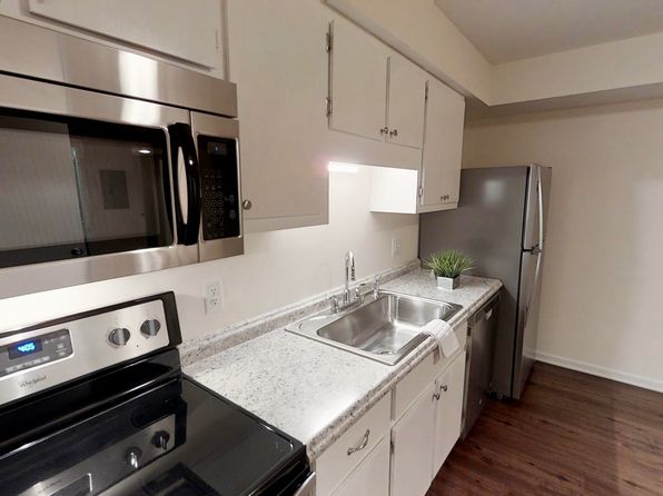 18 Chateau Ln APT A06