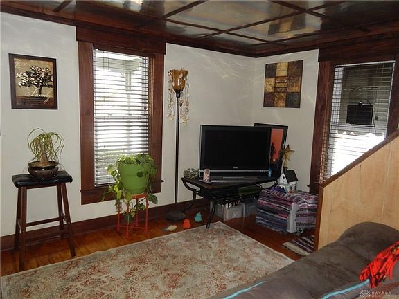 2nd image of 100 W Plum St
