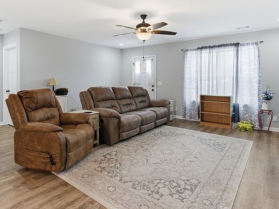 4th image of 139 Dogwood Ct