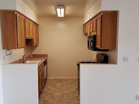 5th image of 12701 Moorpark St #210