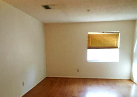4th image of 526 NE 40th Ave